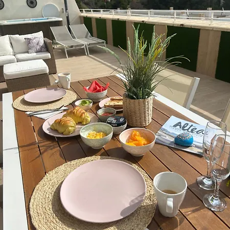 Carla Hills - Seaview & Spectacular Terrace Lejlighed *
